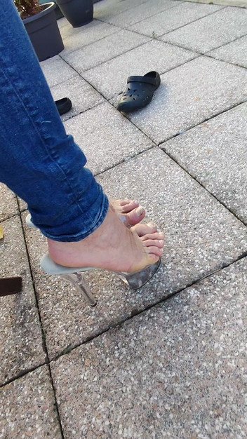 Mutsakin: Mutsakin in high heels