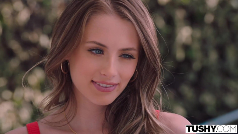 Tushy: TUSHY, elle a trouvé l’endroit parfait pour se faire dilater...