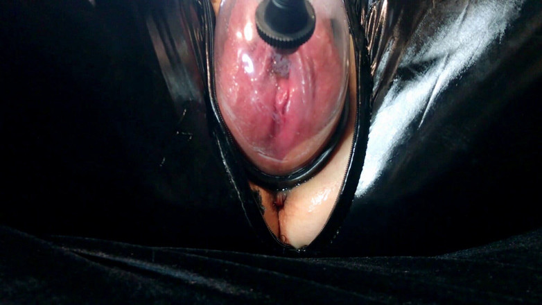 Anna Shpilman: Nadržená manželka v latexovém kombinéze - pumpování kundičky, fisting a šukání