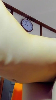 Hete natte Myla_angel speelt met haar geweldige borsten, poesje en reet.