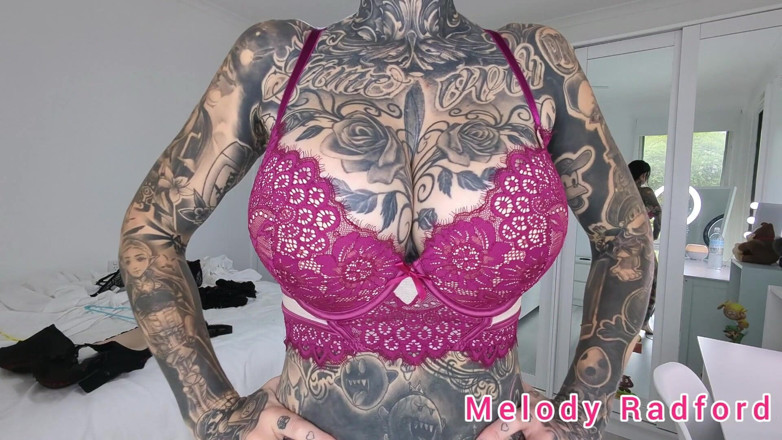 Melody Radford: Černé a fialové spodní prádlo a mikro bikiny zkuste na...