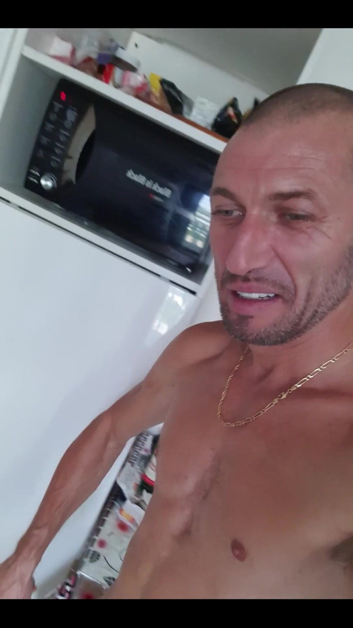 Boy jerking off: Pulizie a casa