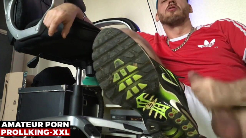 PROLLKING: Slechte man speelt met zijn enorme lul