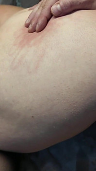 Můj milenec mi leze na zadek, zatímco se na mě manžel dívá