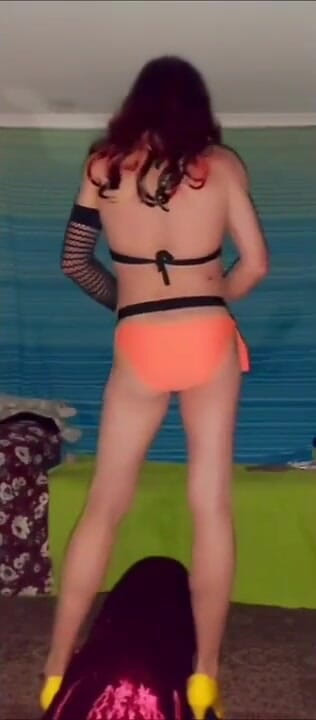 Lizzaali: Oranje bikini speelscène 3