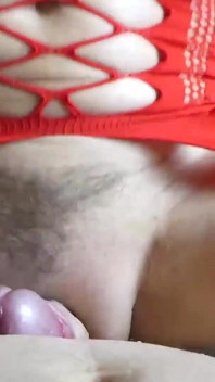 O pizdă pompată ejaculează extrem după ce a primit spermă