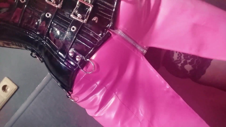 Arya Grander: Filmy selfie w pończochach