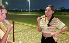 Aku ngentot pacarku setelah aku ngajak dia untuk jalan-jalan dan mantanku jual es krim dan kami hampir bikin seks threesome