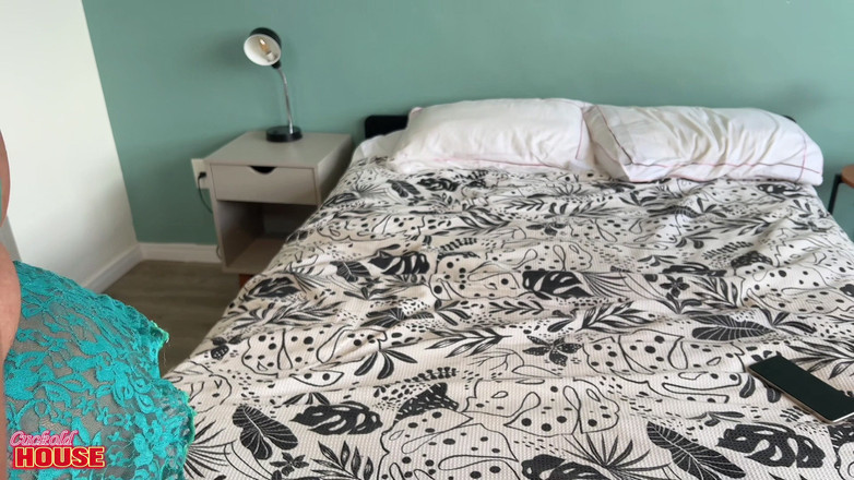 CuckoldHouse: Tato zlobivá velká kráska přijala kamarády svého paroháčského manžela, připraveni...