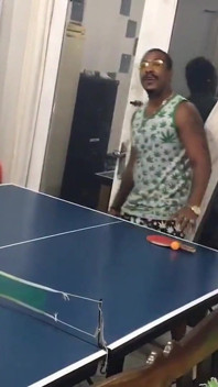 Tischtennis zu spielen ist nach dem Sieg ein Mist.
