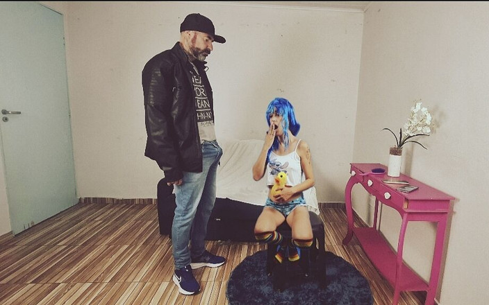 FannySquirting: Můj nevlastní táta ke mně přichází pokaždé, když si česám vlasy!