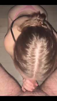 Durante a noite, meus pais estão em outro quarto enquanto fodemos com força