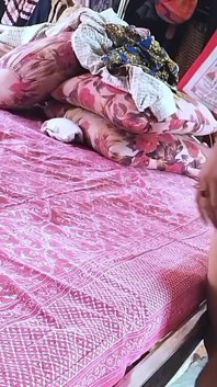 Desi-freundin auf das zimmer gebracht und sie auf den kopf gestellt gestellt