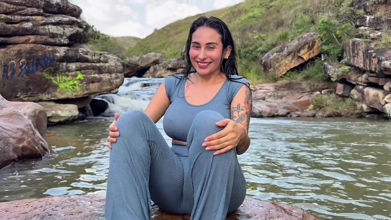 Jenifer Play: Seks op de rivier met de beste vriend van mijn...