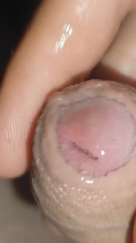 ジェルを一度塗るだけで美しい大きなペニスが現れました。