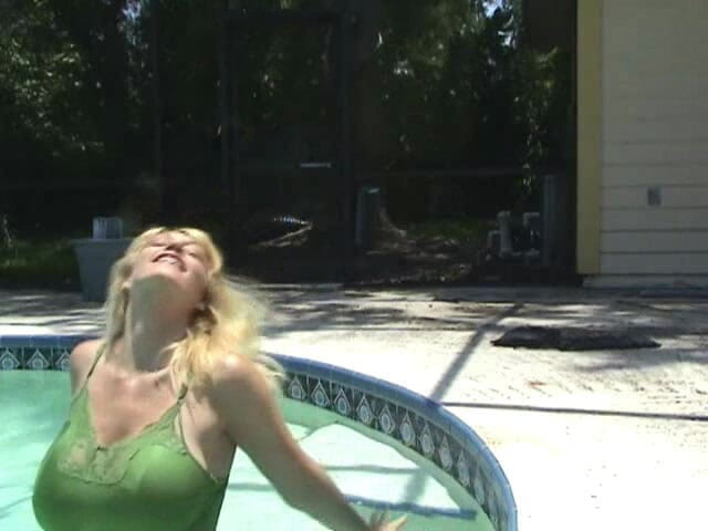 Charlee Chase: Charlee Chase thủ dâm dưới nước
