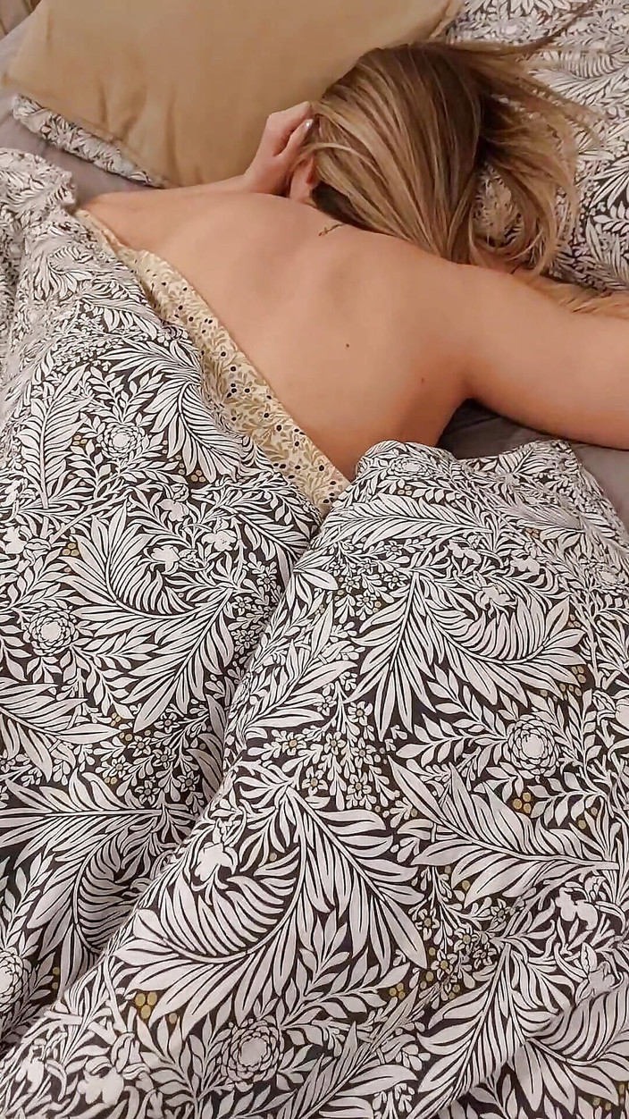 Penelope CutX: Üvey kız kardeşini okşayarak uyandırıyor ve sonunda ona fışkırtıyor!