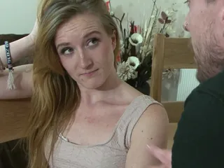 Scena tatălui dependent de sex-1 roșcată slabă Sabrina Jay futută tare de tatăl ei vitreg