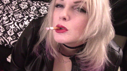 Smoke Temptress Annie Vox - Smoking Fetish: Marlboro rode bungelende rook