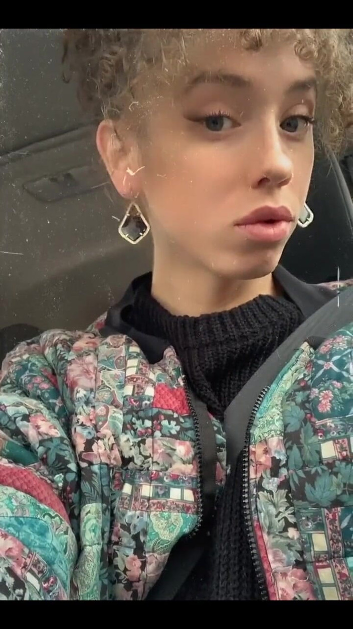 Tia Tizzianni Productions: Femeie de afaceri ocazională Lily Demure