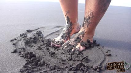 Sydneys porn life: Dirty feet, soles & ass fetish on nudist beach!