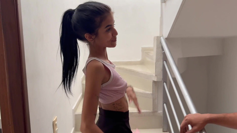 Chorran: Esta deliciosa garota magra adora sexo e eu a fodo...