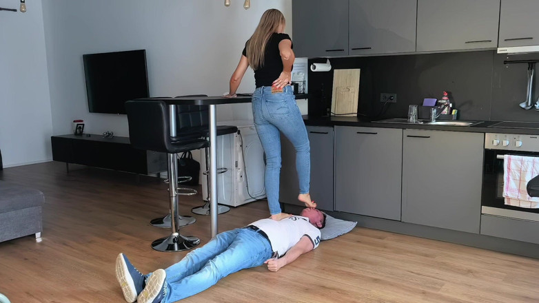 Goddess Lena: Calpestare a piedi nudi