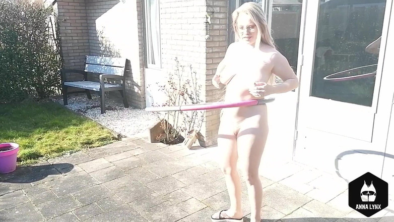 Anna Lynx: Hula hoop latihan bugil