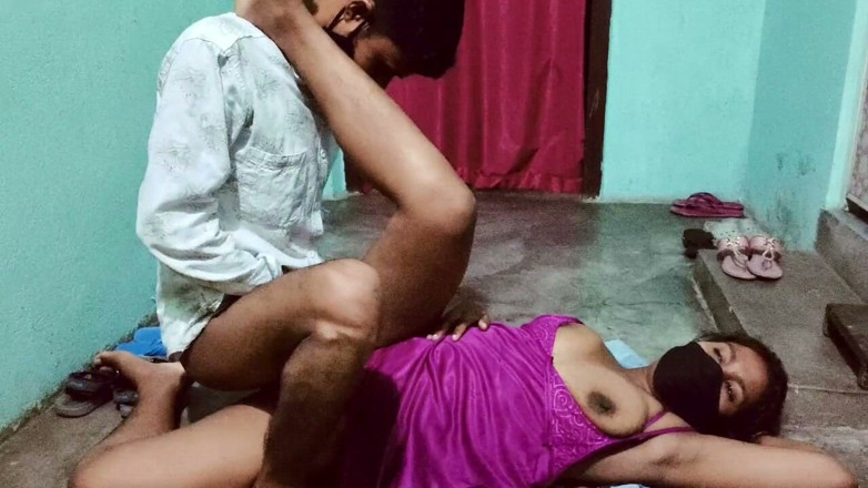 Amina begum: Indian desi bhabhi rochie de noapte roz Me Chodai Kiya