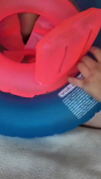 Gioca con l'anello da bagno gonfiabile