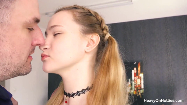 Heavy on Hotties: Rusoaica drăguță Ivi Rein suge pula în timp ce se joacă...