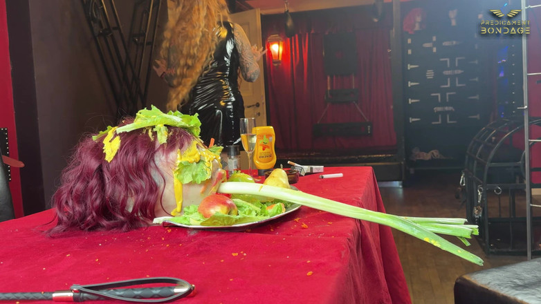 Dominatrix Frida: Humillando Al Esclavo Indefenso En La Mesa De Comedor (223)