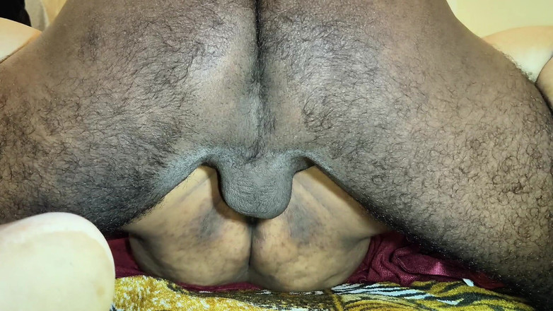 Raja puja: Une bhabhi boudi entre deux concombres et une grosse bite...