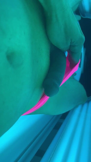 HotnHorny: Naughty fun in tanning salon