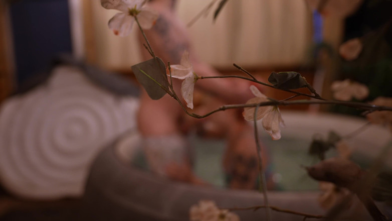 lilredvelvettt: Jiran panas dalam tab mandi panas