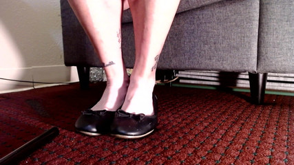 Abby Anna: Red Toenails黑色平底鞋玩