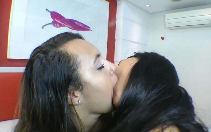 FetishKing: Săruturi lesbiene fierbinți top