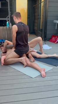 Antrenorul de fitness s-a futut cu un client în timpul unui antrenament de grup. Țâțe mari și fete Big Fit Cur a fost umplută cu spermă