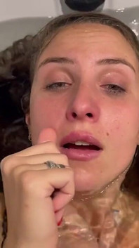 下沉的美女：被抱在水下，乞求空气