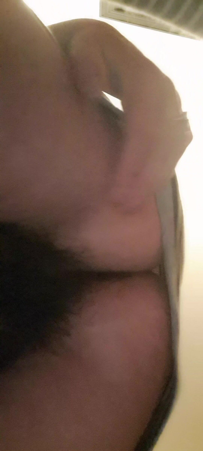 Mommy big hairy pussy: Macocha pokazuje, jak ciasny jest jej tyłek