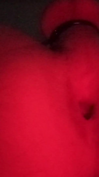 Tomando grande plug anal