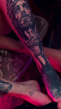 Mamă sexy tatuată oferă cea mai perversă labă uleioasă cu picioarele din toate timpurile
