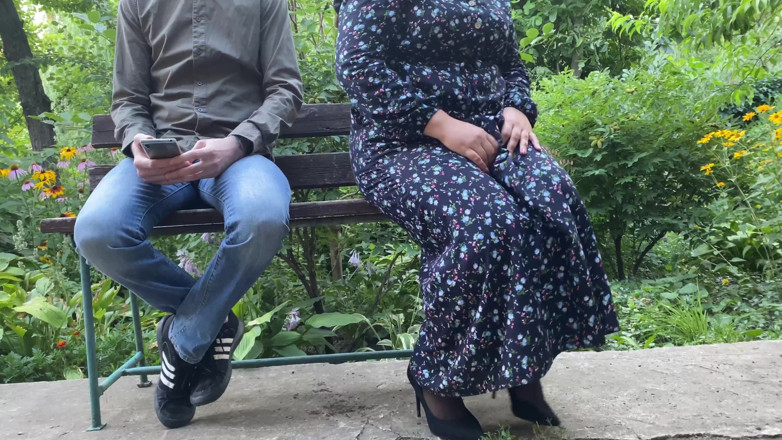 OurFetishLife: Muhteşem götlü orta yaşlı seksi kadın açık havada altın duş...