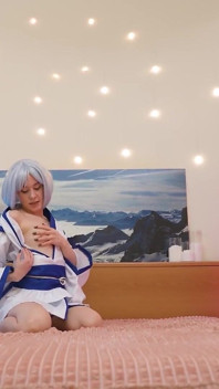 Người phụ nữ kimono nhỏ nhắn hứng tình biết cách sử dụng một con cu mập mạp