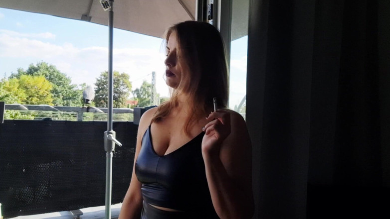 Naughty Natascha: Pauză de fumat sexy