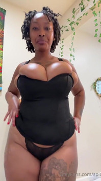 Nena de ébano bailando mostrando sus grandes tetas y bonito coño peludo