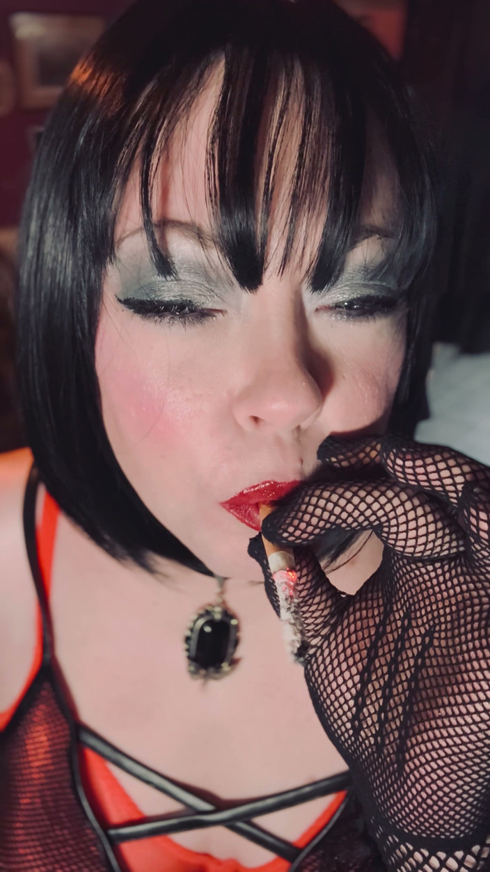 Tina Snua: Stăpâna care fumează Tina Snua Chain fumează 2 țigări super-chiloți în mănuși plasă -...