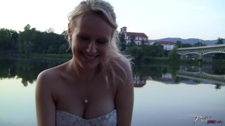 Czech Pornzone: MILF Czech yang bertetek besar kencing dan berkongkek di openair