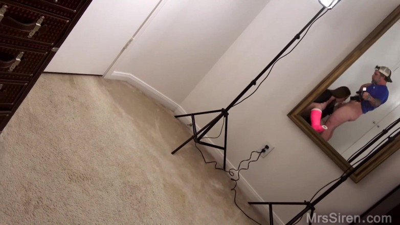 Siren XXX Studios: Broken leg MILF