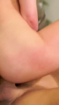 게이머 소녀를 붙잡고 Bwc 질싸로 처벌하는 새아빠